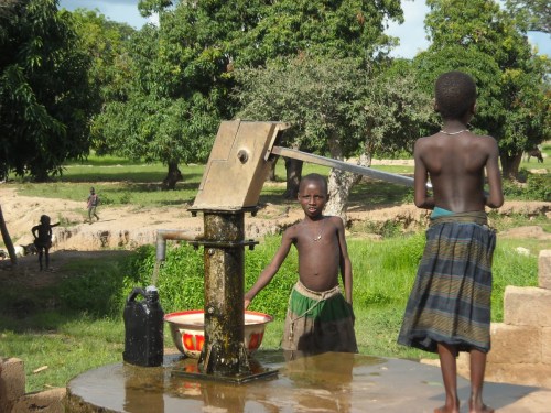 La corvée d'eau en savane togolaise