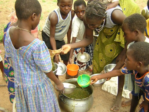 Distribution à la cantine scolaire de Tami  