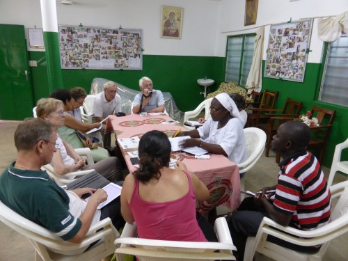 La sœur Marie Stella reçoit à Dapaong la délégation de l'Adesdida / Foi et développement de la paroisse St François de Sales ed Paris