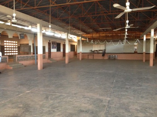 La salle de la maison diocésaine Saint Kisito de Dapaong (Togo)